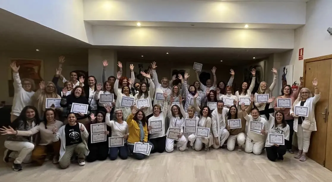 Alumnos certificados de Reiki en evento presencial con JavierMa