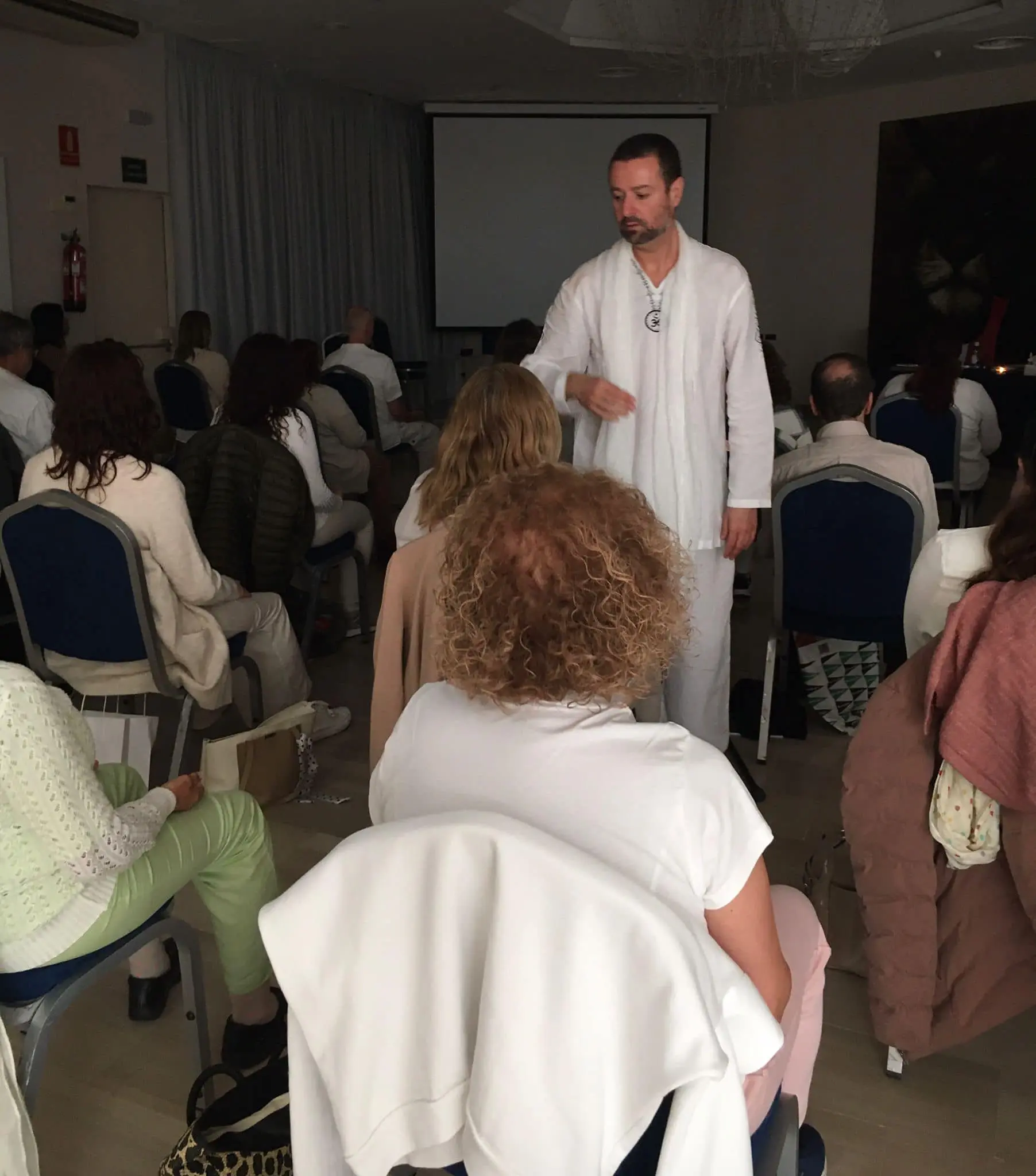 JavierMa enseñando Reiki a alumnos durante una formación