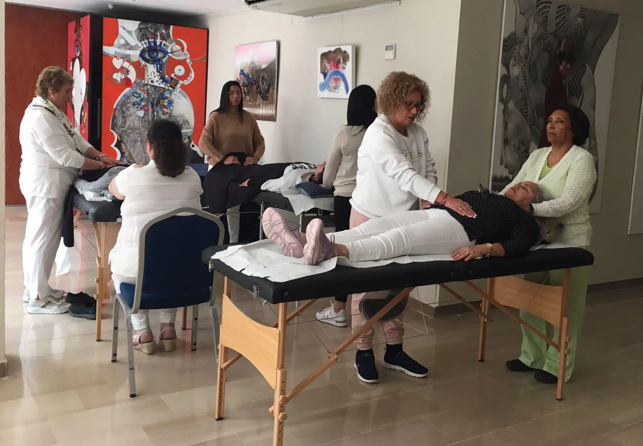 Alumnos practicando Reiki durante una formación presencial